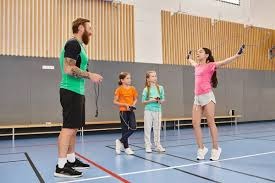 从英超第二滑落至降级区：卖主力“后遗症”发作，还是赛程太难？